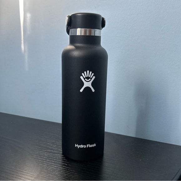 Hydro Flask Black Water Bottle 18oz - Picture 1 of 4